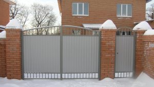 Распашные ворота из металлопрофиля