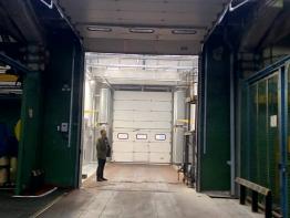 Промышленные секционные ворота с окнами